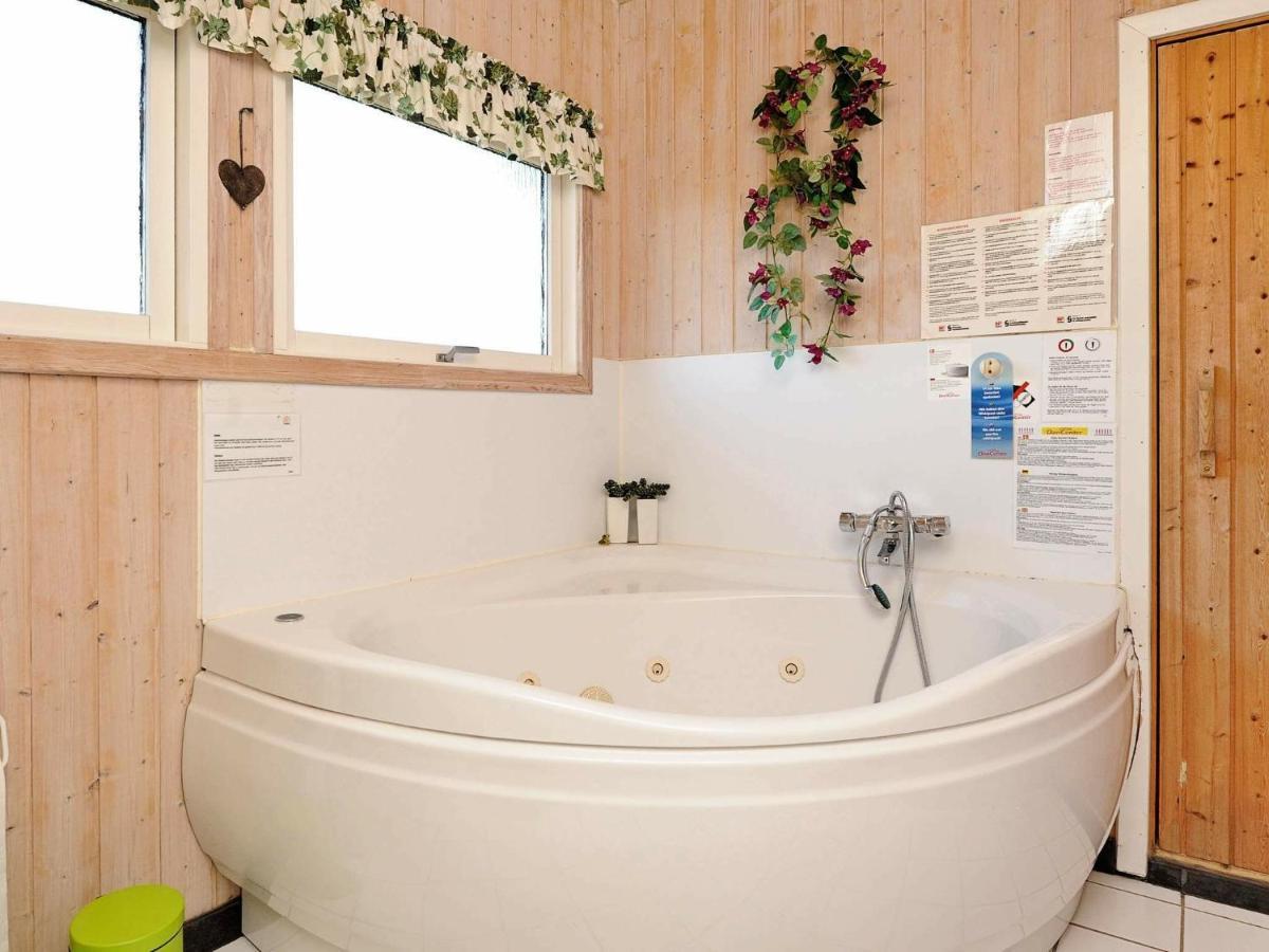 8 Person Holiday Home In Hejls Oda fotoğraf